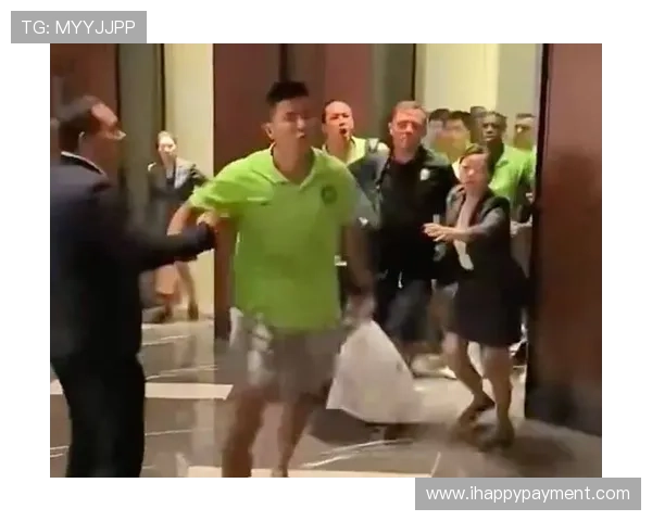 球迷围堵张玉宁签名15件球衣 且辱骂张源外地B引发争议